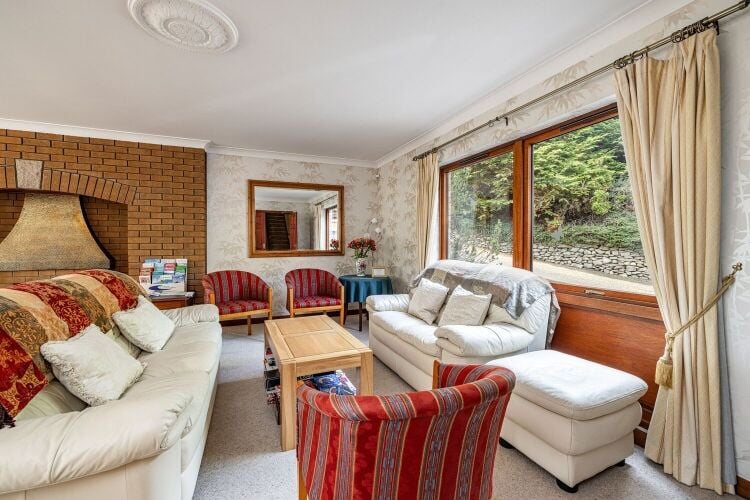 Immaculately Presented 8 Bedroom Detached Dwelling Photo 3