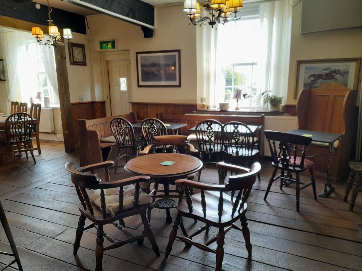 PONTYPRIDD - CHARMING VILLAGE PUB WITH OUTSTANDING VIEWS OF SURROUNDING VALLEYS