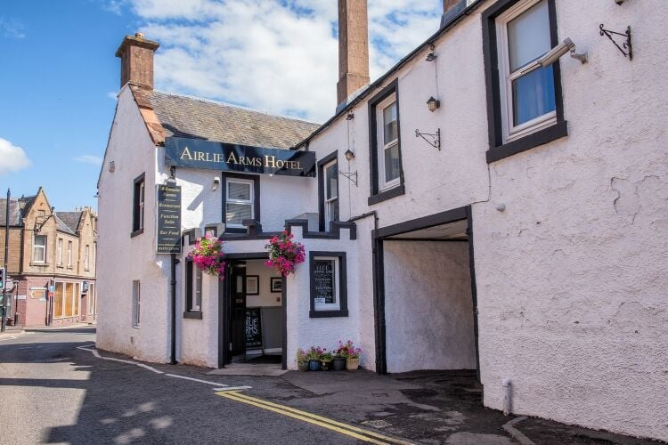 Award-winning, traditional gastro pub and hotel in Kirriemuir