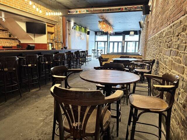 PORT TALBOT – PROMINENT HIGH STREET BAR/NIGHTCLUB WITH THREE FLATS INVESTMENT Photo 3