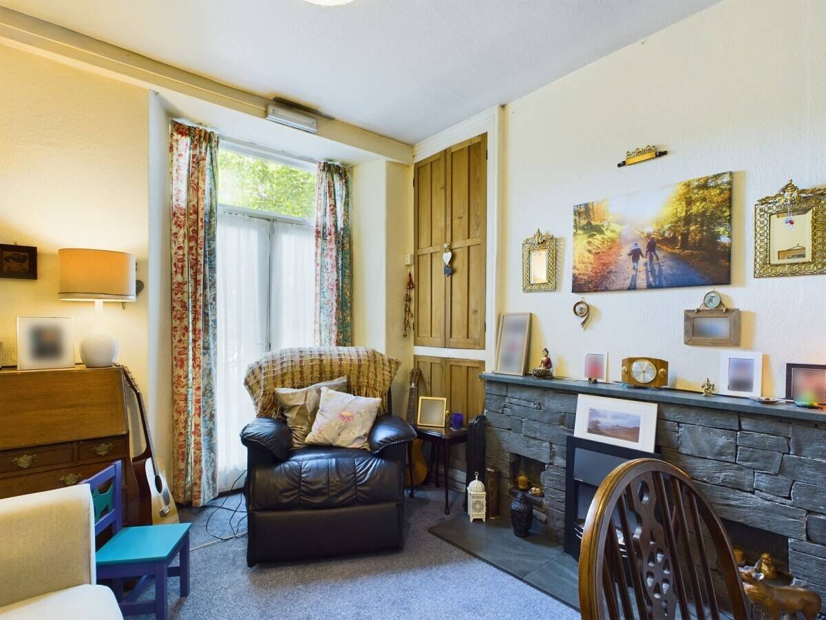 A substantial and traditional Lakeland Victorian property. Well proportioned seven bedroom property Photo 3