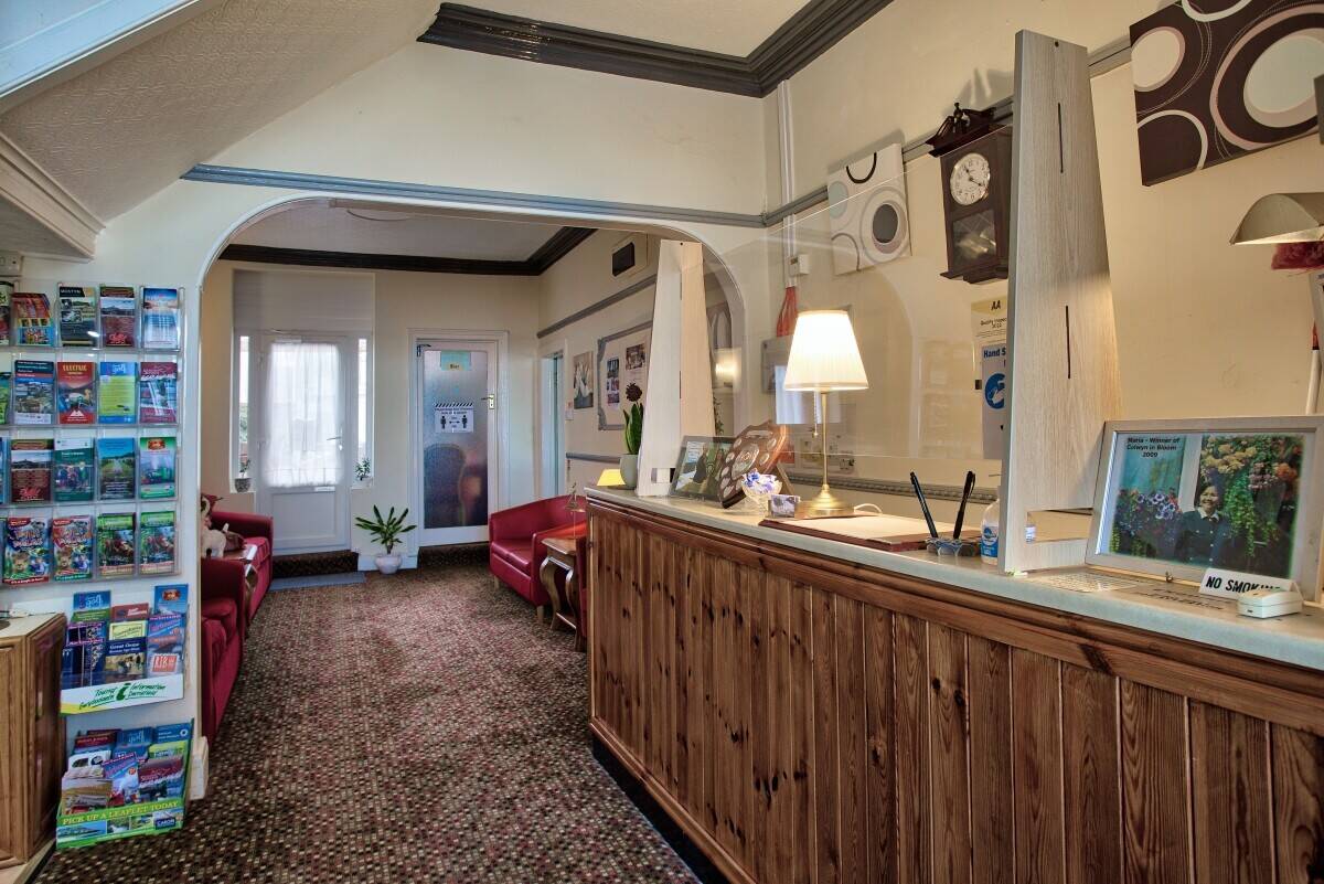 CONWY - 13 BEDROOM GUEST HOUSE IN CHARMING SEASIDE TOWN Photo 3