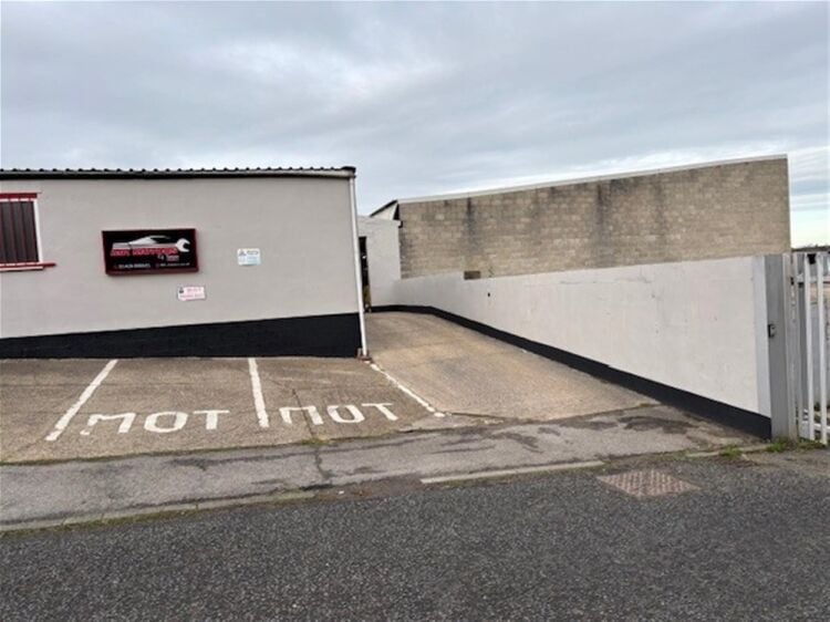 HIGHLY REGARDED MOTOR GARAGE Photo 3