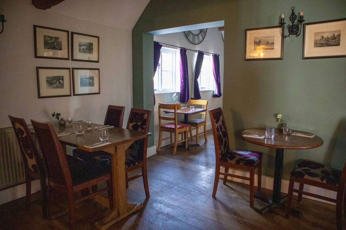 BUCKINGHAMSHIRE - VILLAGE PUB WITH POTENTIAL FOR FOOD-LED BUSINESS