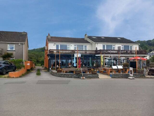 PEMBROKESHIRE - BEACHSIDE BAR & RESTAURANT WITH OUTSIDE SEATING FOR 100