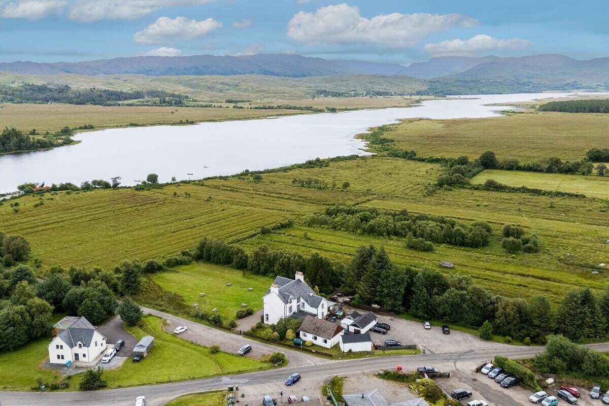 Impressive 8 Bedroom Country House Hotel on the Banks of Loch Shiel Photo 3