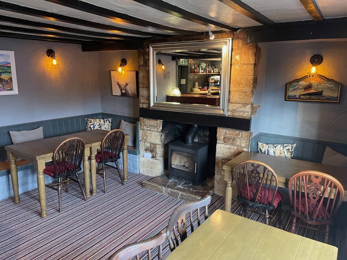 GLOUCESTERSHIRE - COTSWOLD VILLAGE FREEHOUSE