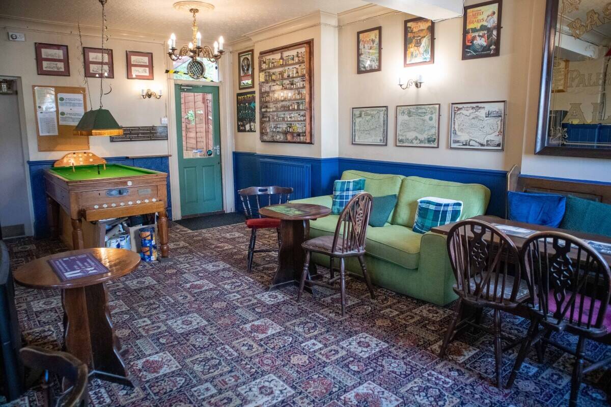 SURREY - WET-LED PUB IN RESIDENTIAL AREA FOR SALE Photo 3