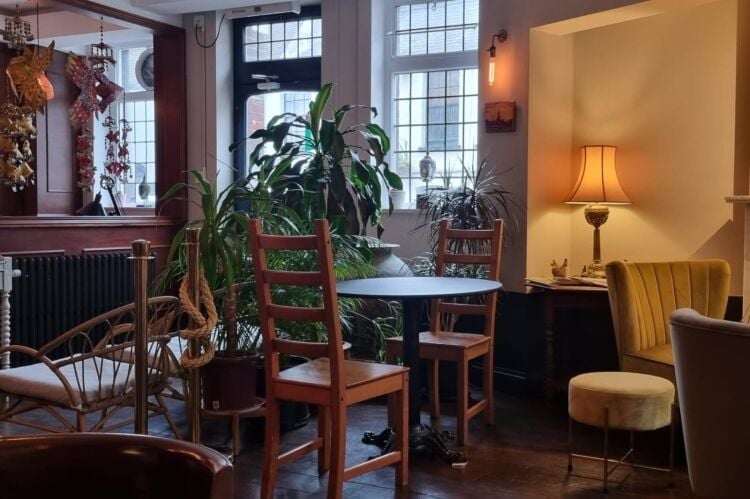 Licenced Thai Restaurant & Pub With Accom - Surrey Photo 3
