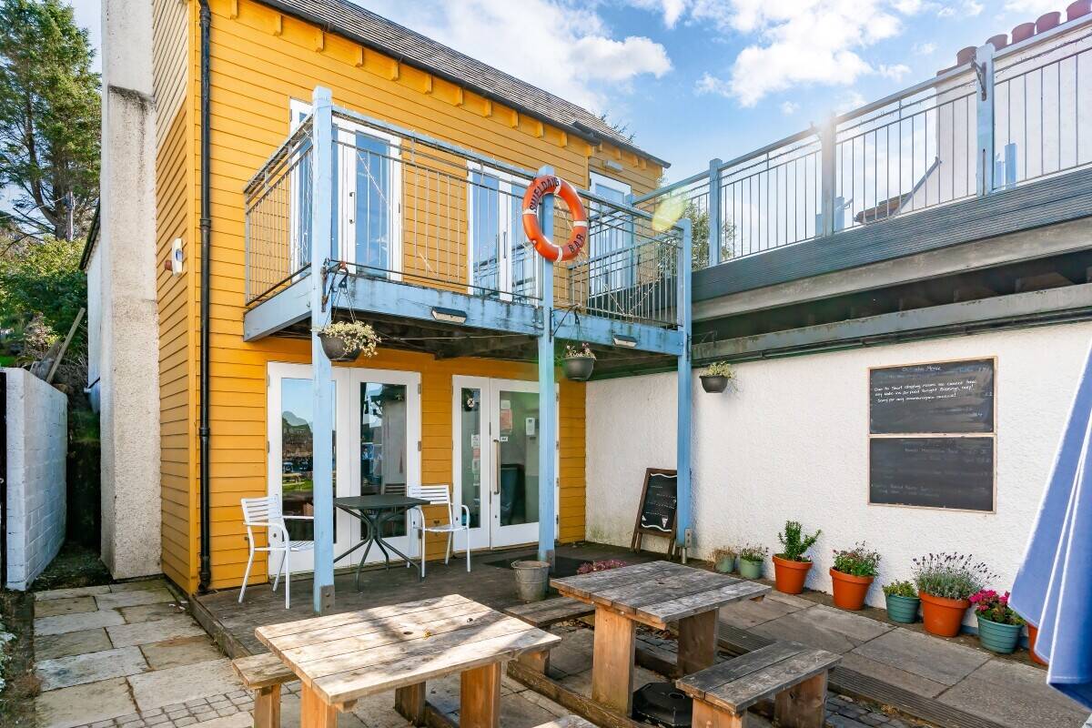 A popular Highland hostelry in an outstanding location on the NC500, Shieldaig (ref 1699)