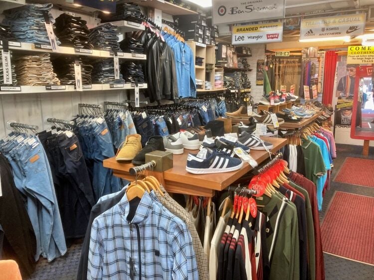 BRANDED CLOTHING & ACCESSORIES RETAIL OUTLET