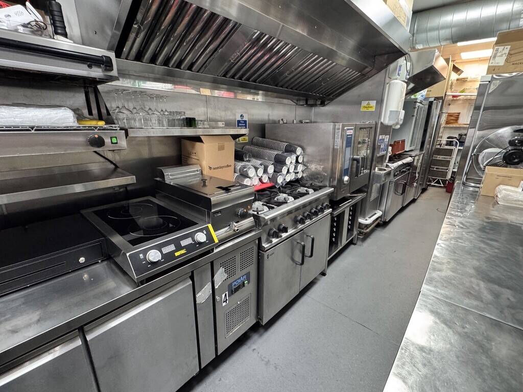 Fully Equipped Restaurant and Caf&eacute; for Sale in East London &ndash; Prime Location Photo 3