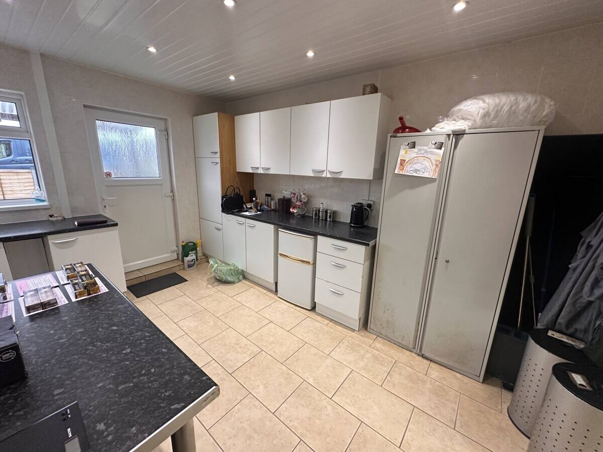 ESTABLISHED HAIR SALON IN VERSTAILE PREMISES  WITH 3 BED SELF CONTAINED FLAT  LOCATED IN LANCING, WE Photo 3