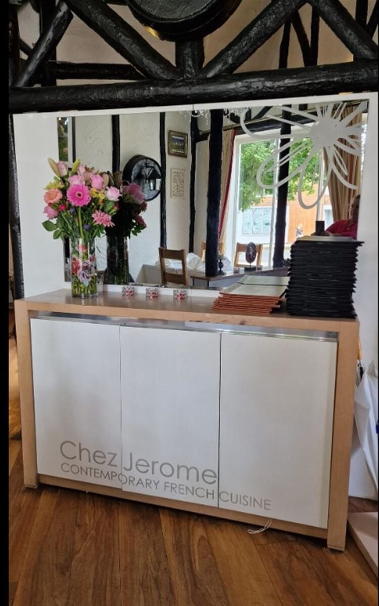 LICENSED RESTAURANT WITH PRIVATE APARTMENT SOUTH  BEDFORDSHIRE