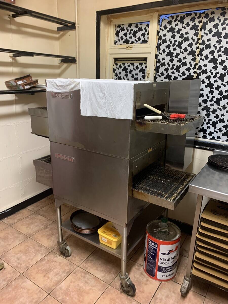 Pizza takeaway with  two bedrooms flat upstairs Photo 2