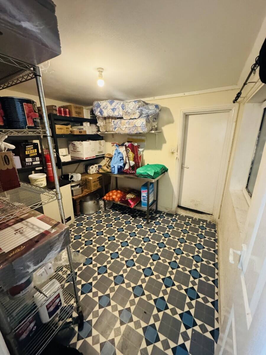 Fully equipped takeaway with the two bedrooms flat on the top.