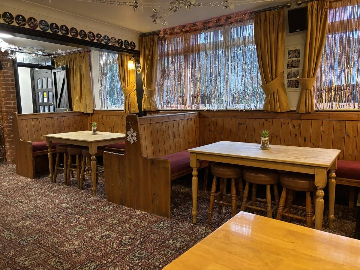 BERKSHIRE - TRADITIONAL ALE HOUSE CLOSE TO CENTRE OF MAJOR TOWN