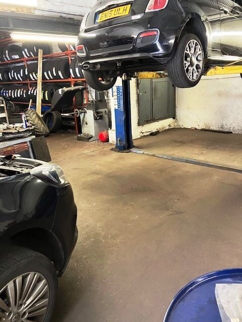 Fully Equipped Garage  /   Workshops for Sale Photo 3