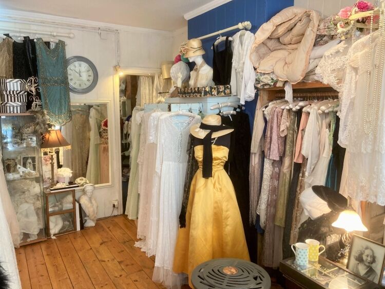 ANTIQUE & VINTAGE WEDDING DRESSES & FASHION OUTLET