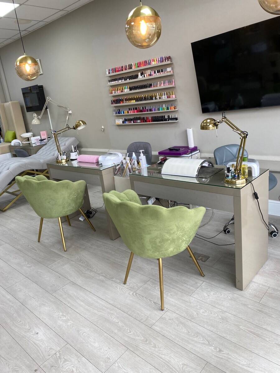 Hair and beauty salon in high street Photo 3