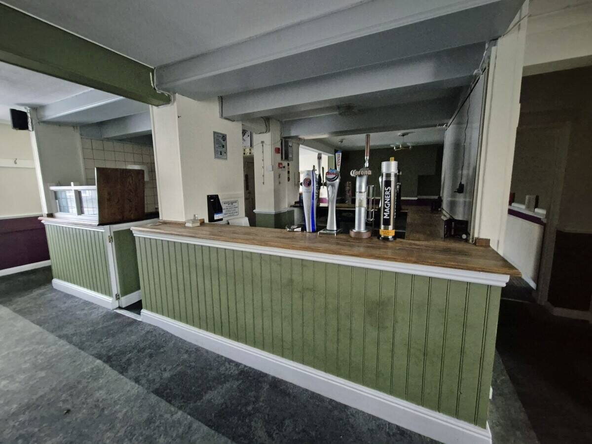 WREXHAM COUNTY BOROUGH - COMMUNITY PUBLIC HOUSE LOCATED ON BUSY MAIN ROAD