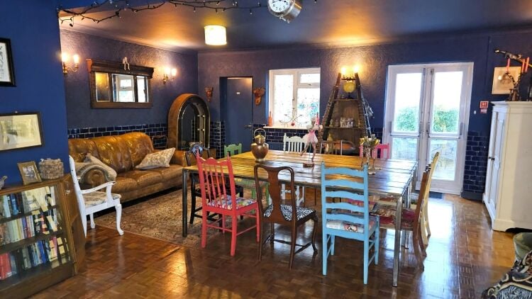 Retro Chic Exclusive Hire Business with Superior Owners Accommodation