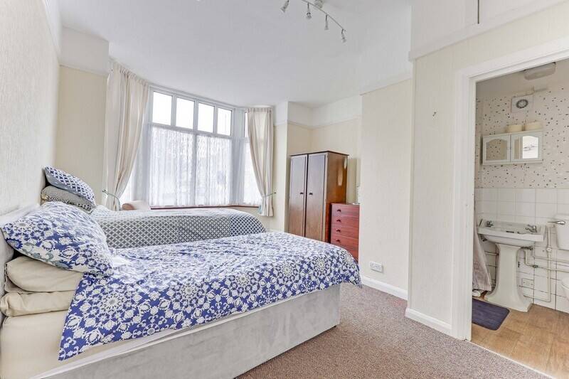 HOTEL / GUEST HOUSE & DEVELOPMENT OPPORTUNITY Photo 3