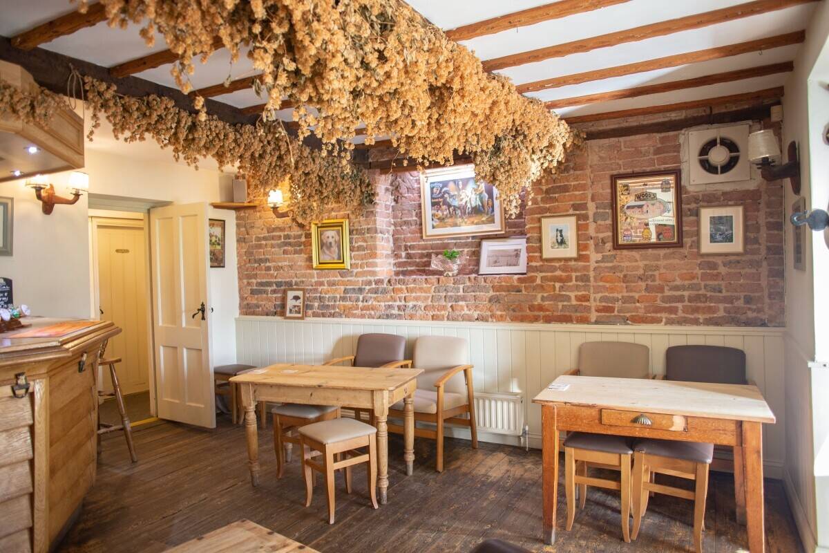 WORCESTERSHIRE - DELIGHTFUL VILLAGE GREEN FREE HOUSE Photo 3