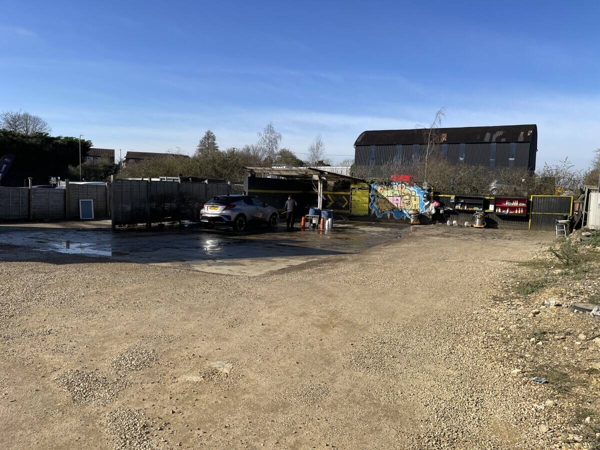 Hand car wash and valeting center Photo 3