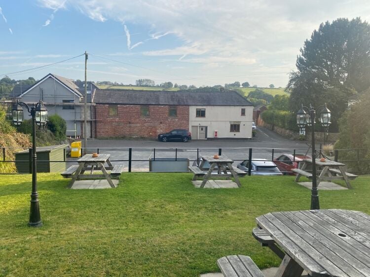 CHARMING DERBYSHIRE PUB AND RESTAURANT