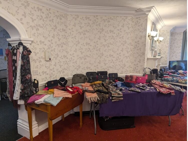 Mobile Retailer selling Jewellery, Handbags, Fashion, Accessories and Gifts.