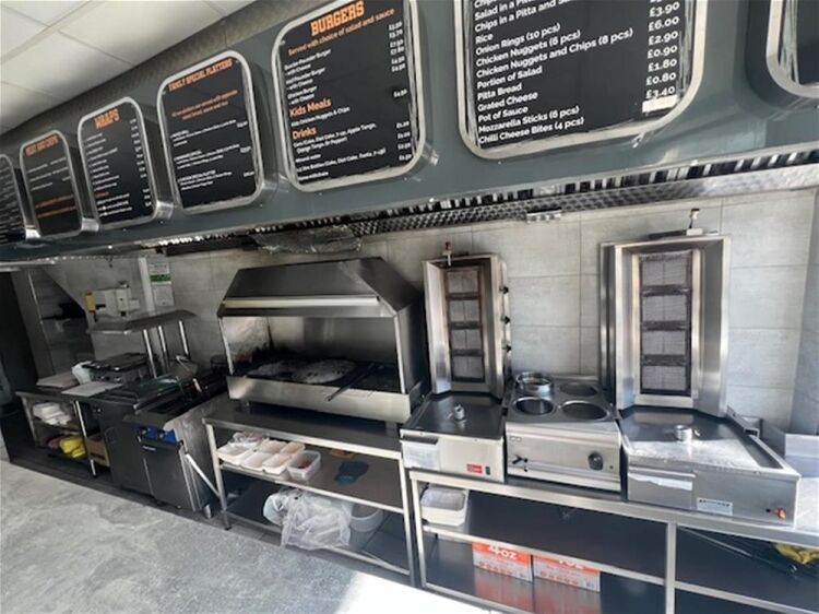 LEASEHOLD KEBAB TAKEAWAY
SELF CONTAINED 5 BED FLAT ABOVE