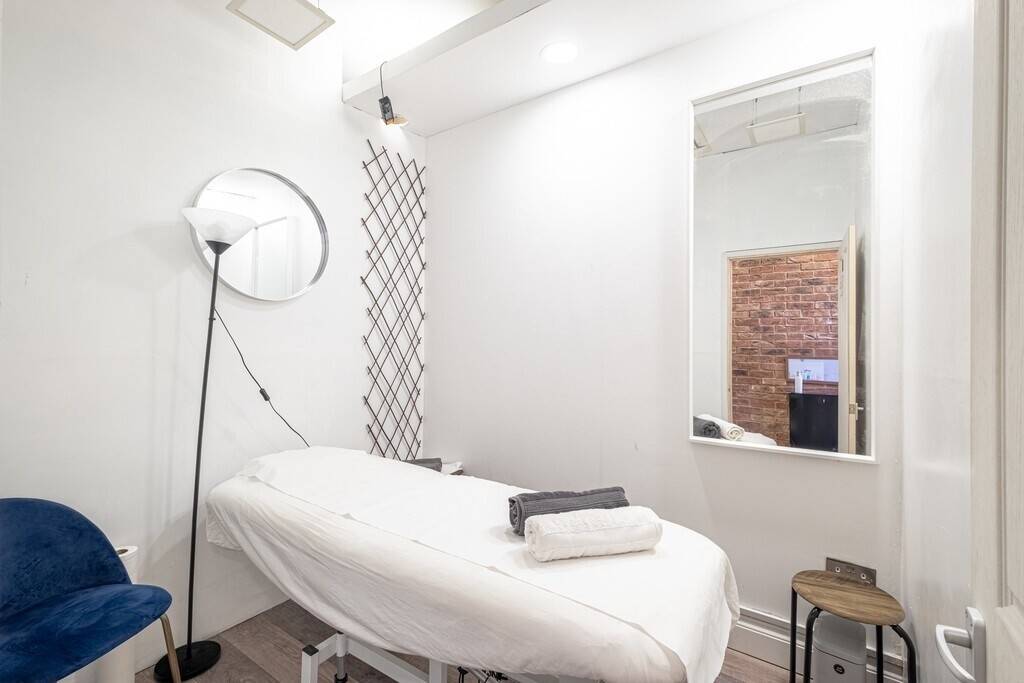Established Massage Shop for Sale - Busy location  Photo 3
