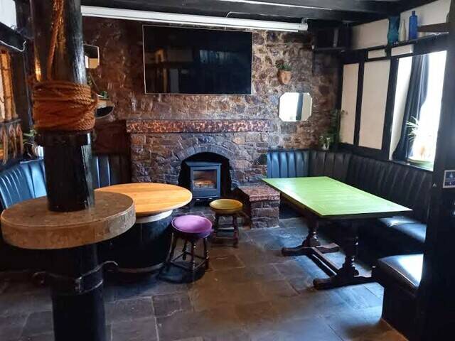 PEMBROKESHIRE - SUBSTANTIAL PUBLIC HOUSE IN BUSY TOWN CENTRE LOCATION OVERLOOKING MARINA Photo 3