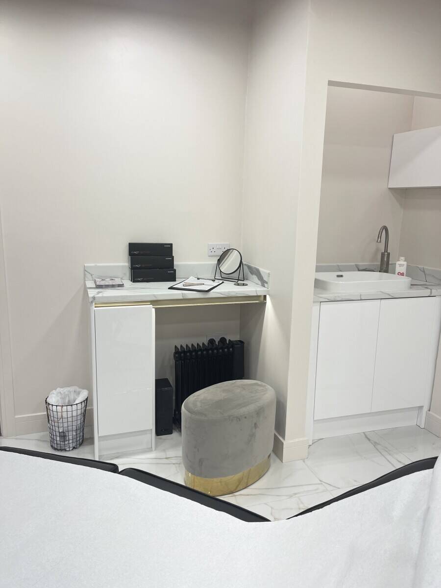 Luxury Beauty Salon for Sale near Cardiff City Centre Photo 3