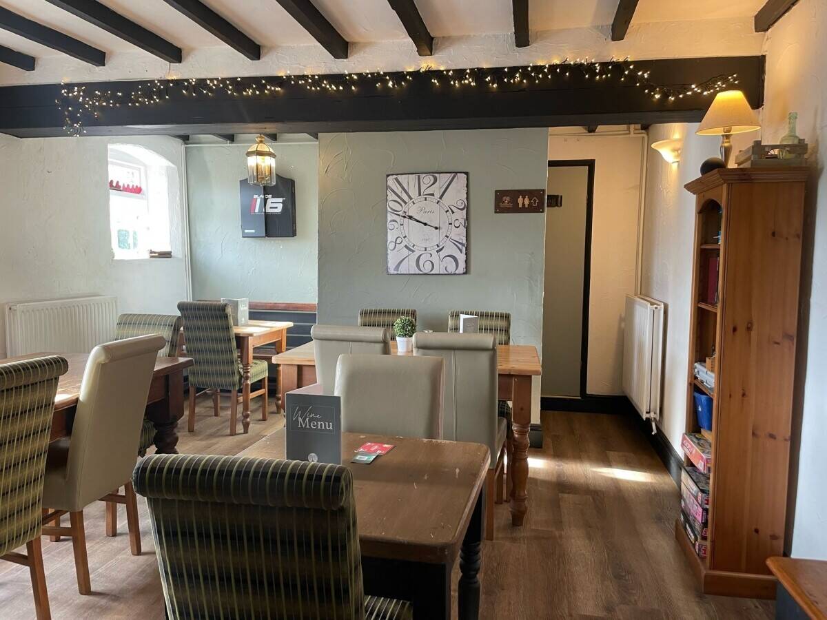 NOTTINGHAMSHIRE - THREE BEDROOM CHARACTER PUB & RESTAURANT Photo 3