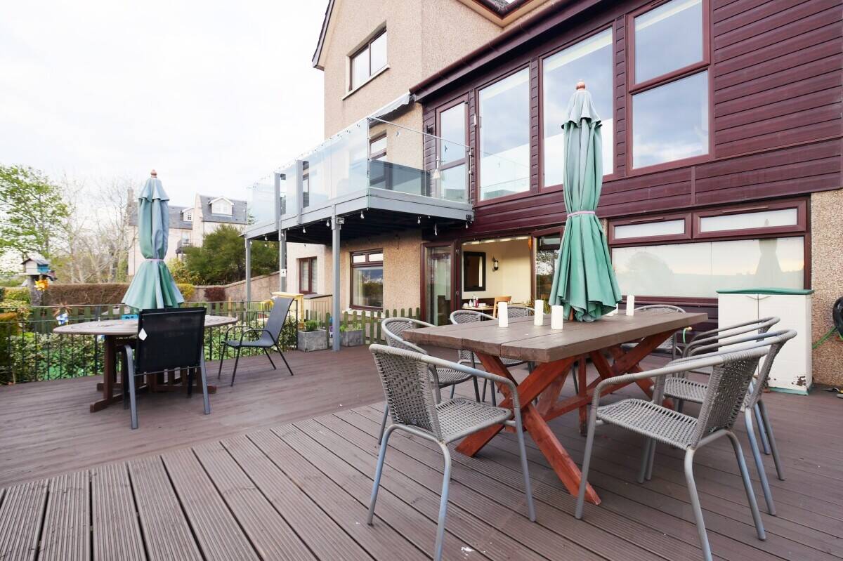 9 Bedroom City Centre Guesthouse With The Best View In Inverness