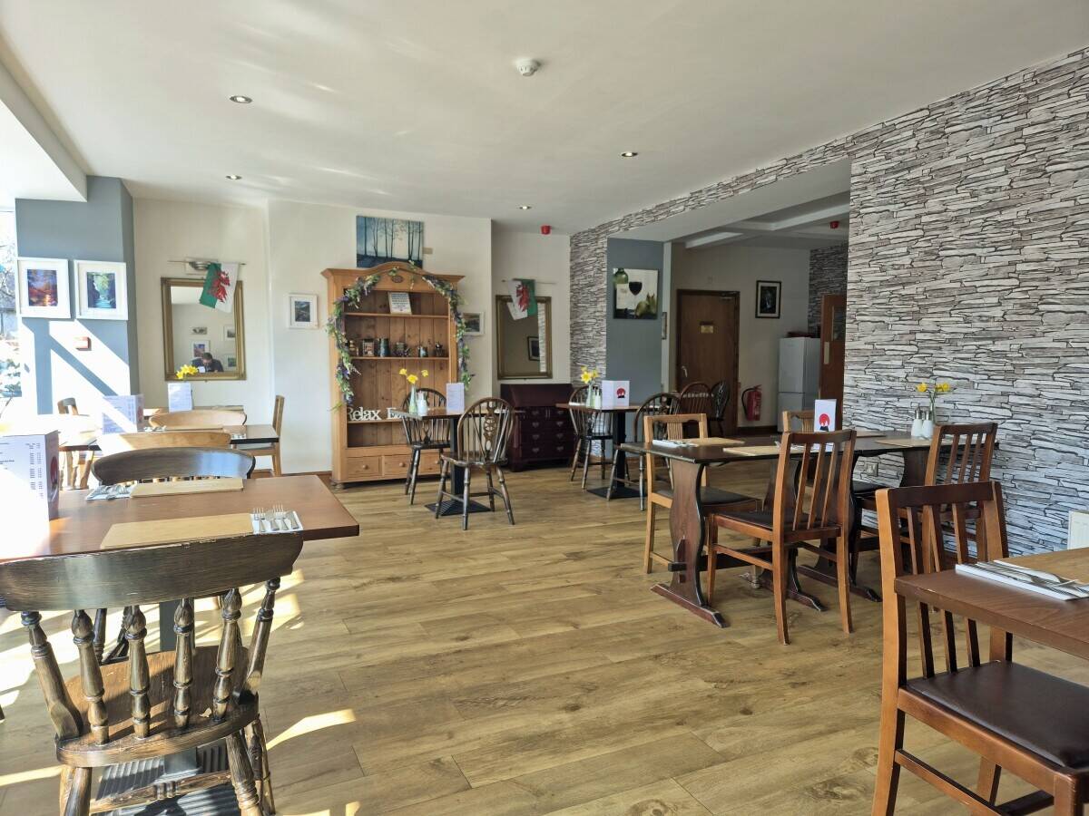 GWYNEDD - ESTABLISHED RESTAURANT, RETAIL UNIT AND THREE BEDROOM HOUSE AT THE FOOT OF YR WYDFFA (SNOW Photo 3