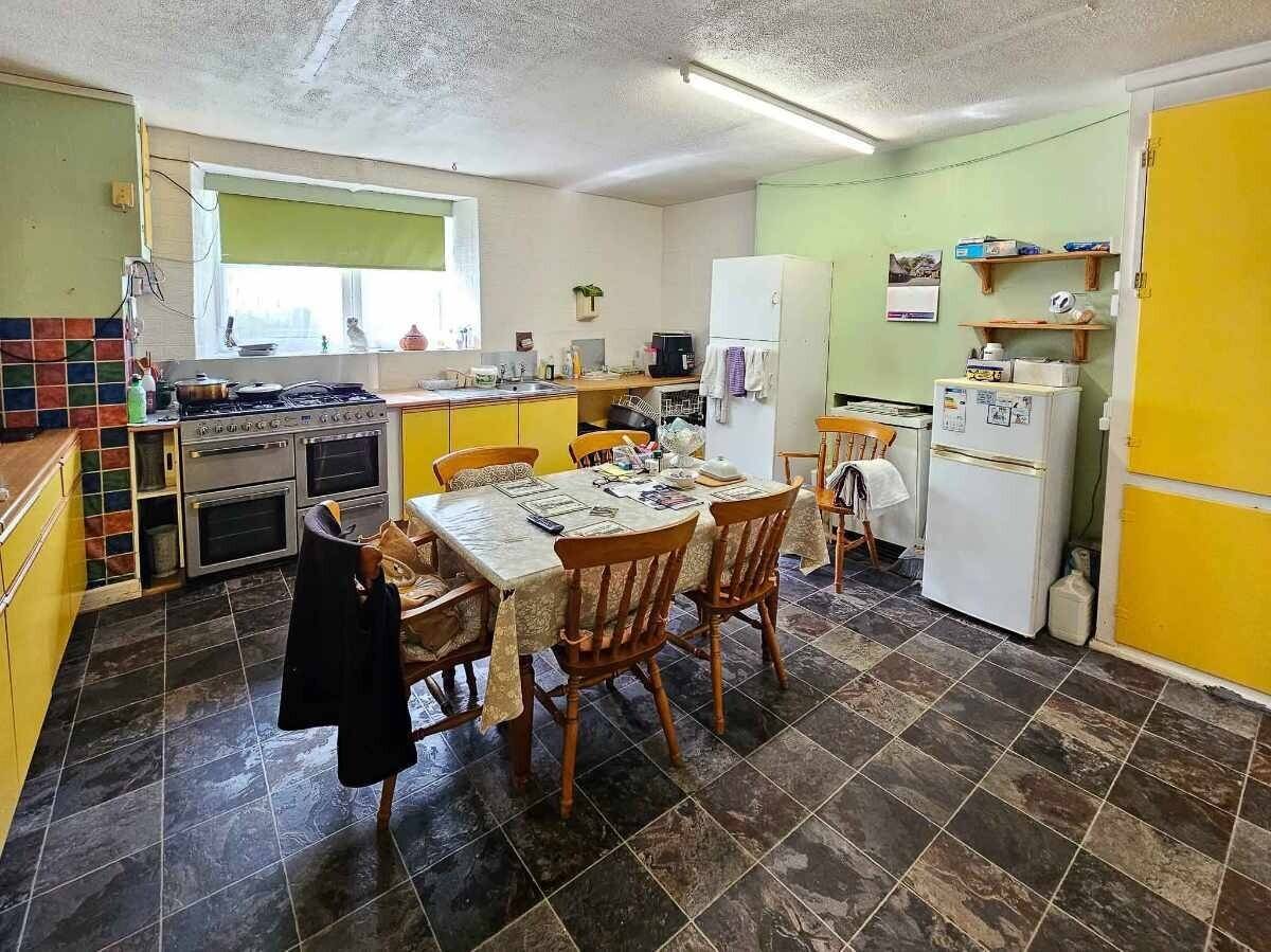 A wonderfully located 6 en-suite bedroom Guest House Photo 3