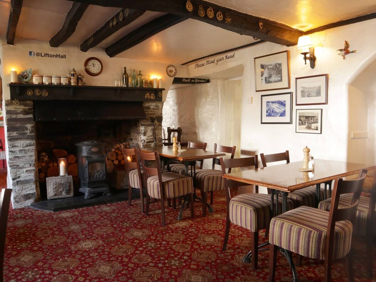 DEVON – ESTABLISHED HOTEL CLOSE TO THE CORNISH BORDER AND MAJOR TRUNK ROAD