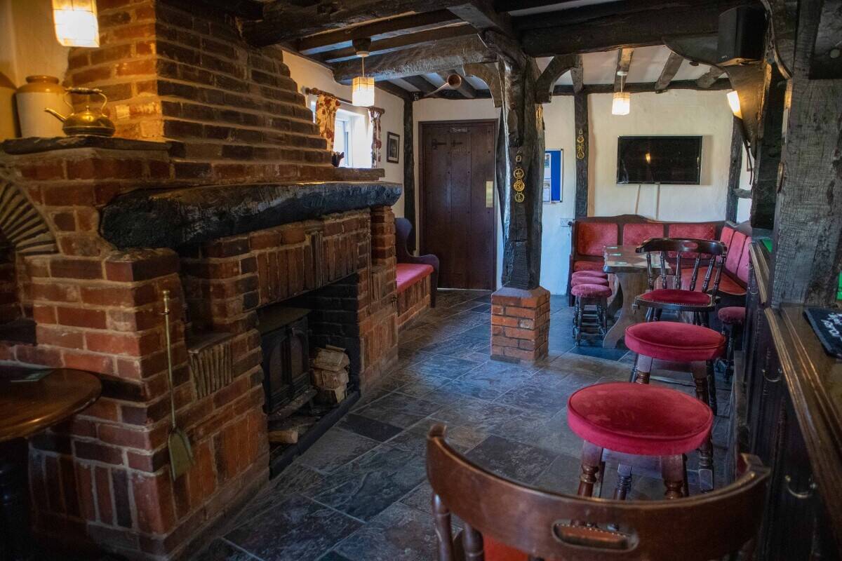 ESSEX - WELL-PRESENTED FREEHOUSE WITH POTENTIAL FOR FOOD