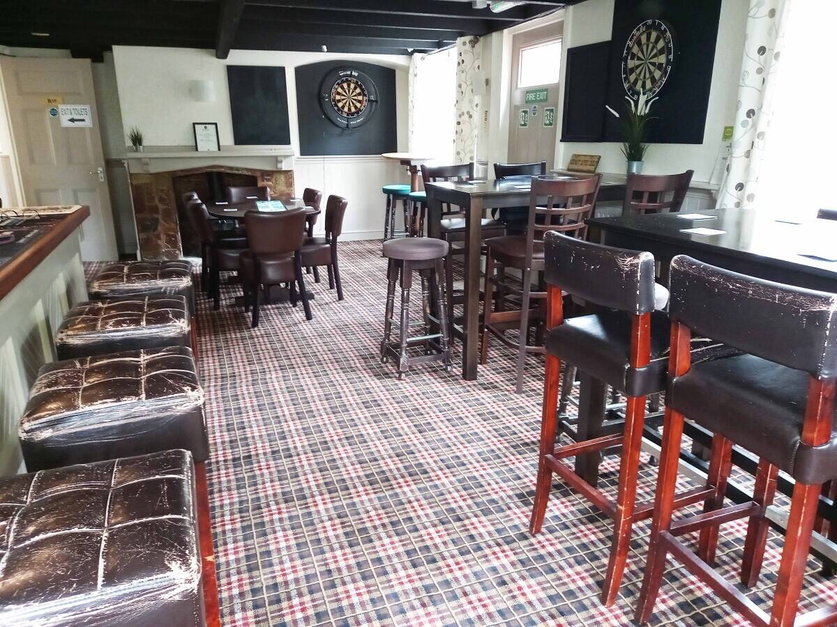 DEVON - VILLAGE FREEHOUSE CLOSE TO TOWN AND MAJOR CITY Photo 3