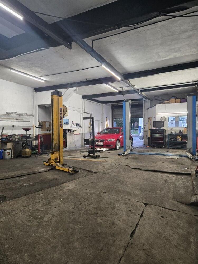 HIGHLY REGARDED MOT AND VEHICLE REPAIR BUSINESS Photo 3