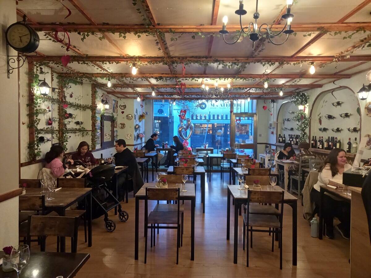 Italian restaurant, located in Portsmouth, Hampshire Photo 3