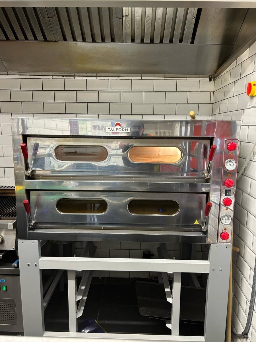 Pizza & Burgers Eat-in and Takeaway in Sought-after Location