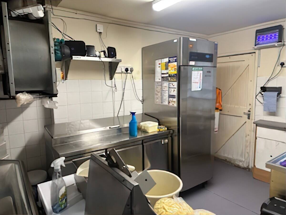 FISH  CHIPS AND PIZZA TAKEAWAY IN VERY SOUGHT AFTER LOCATION IN TYNE AND WEAR Photo 3