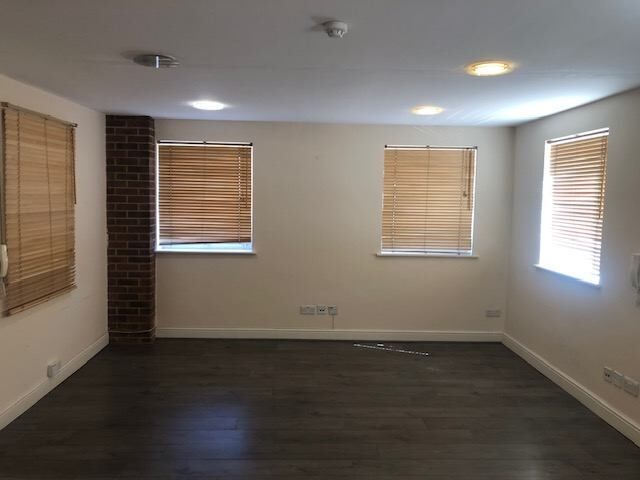 Ground Floor Office to Let in Northwood Hills Photo 2