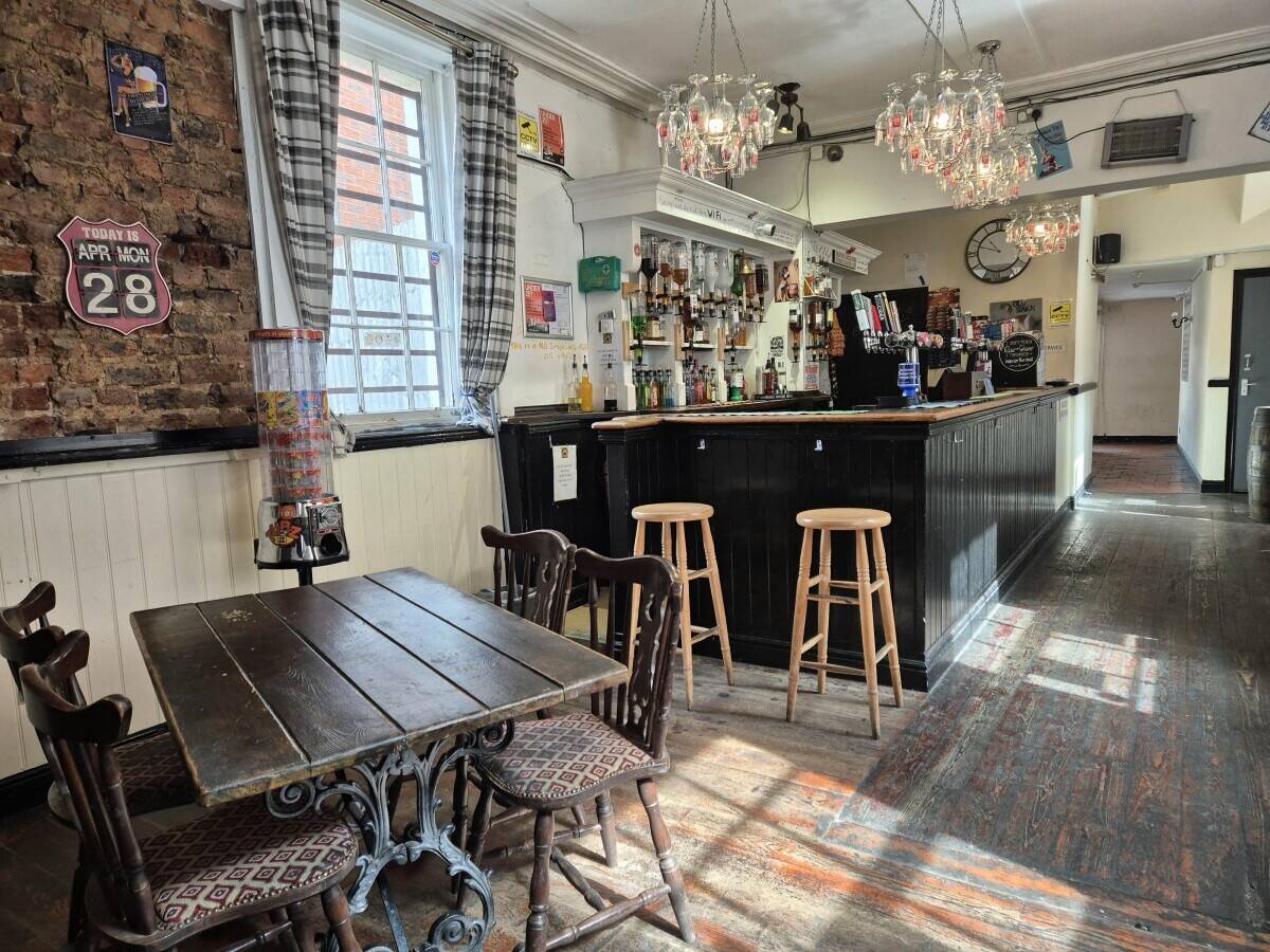 WREXHAM - 19TH CENTURY CITY CENTRE PUBLIC HOUSE