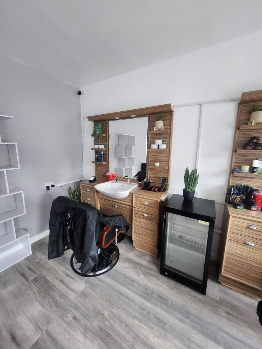 Salon, Barbers, Nails, and Beauty shop for sale in Tunbridge Wells Photo 3
