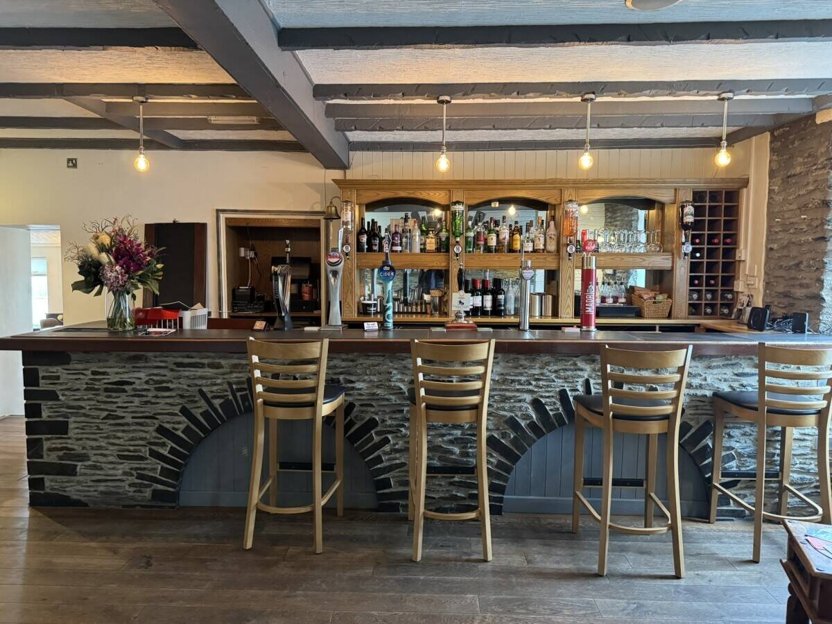 WEST WALES  TRADITIONAL PUBLIC HOUSE AND RESTAURANT ON THE EDGE OF BUSY MARKET TOWN Photo 3